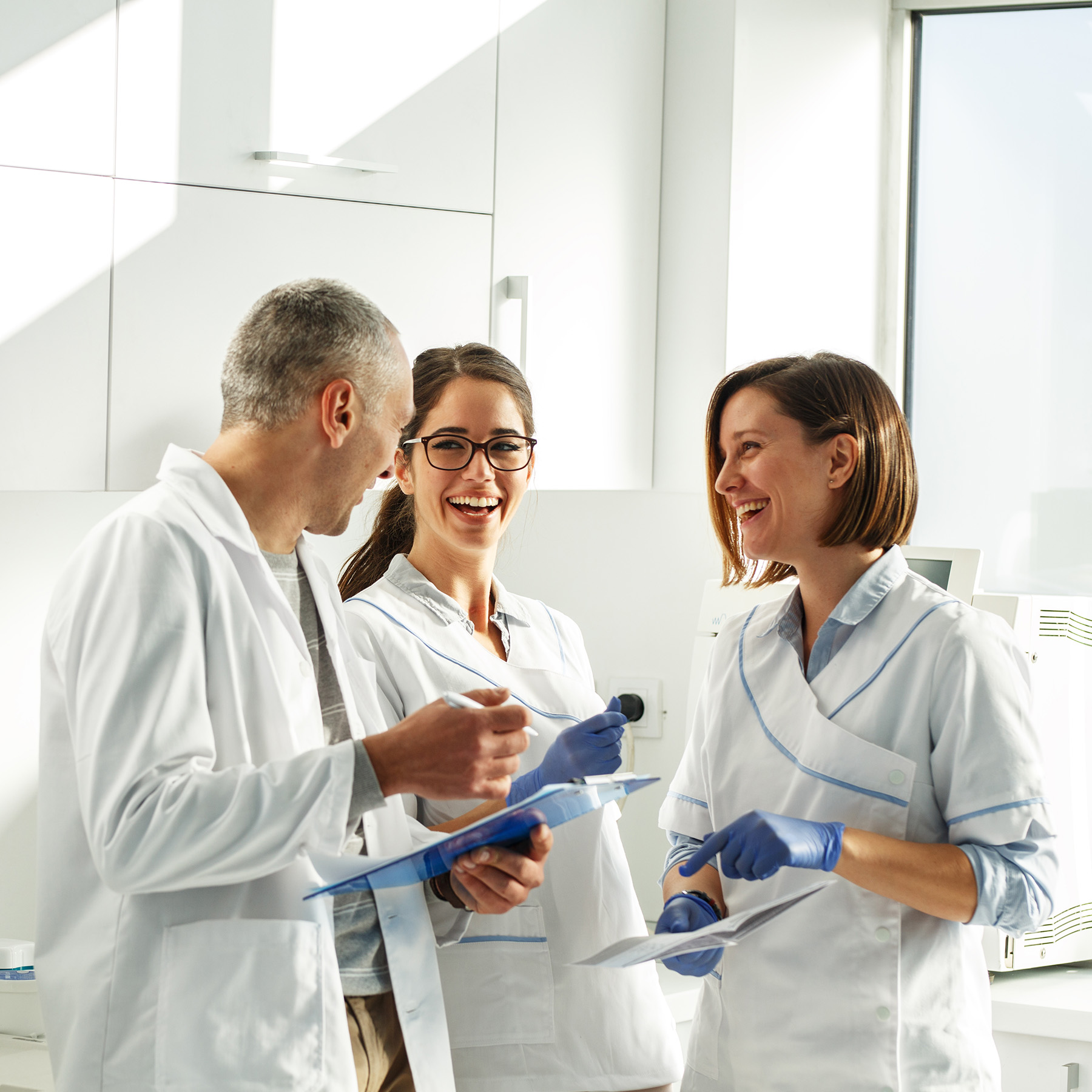 Straine | Extractions, Implant Restorations and Ceramic Crowns